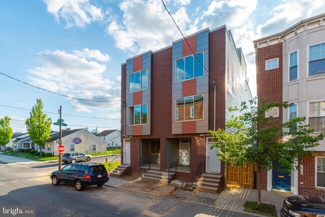 Building Photo - 1604 N 6th St