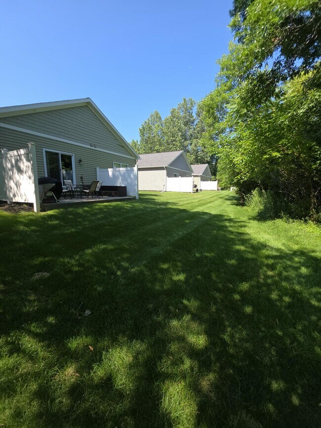 Building Photo - 418 W Ellen St