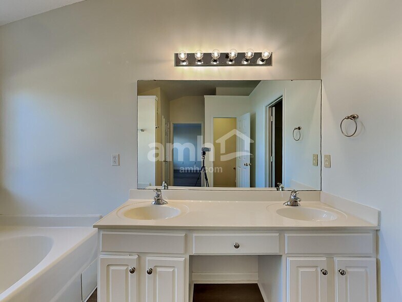 Building Photo - 104 Edenberry Way