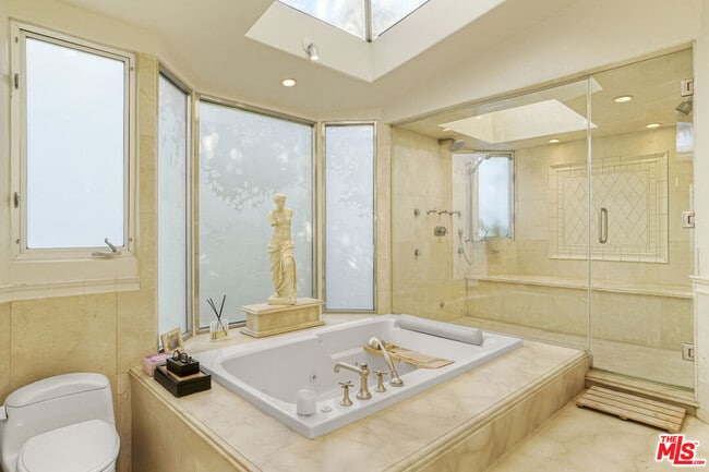 Building Photo - 707 N Bedford Dr