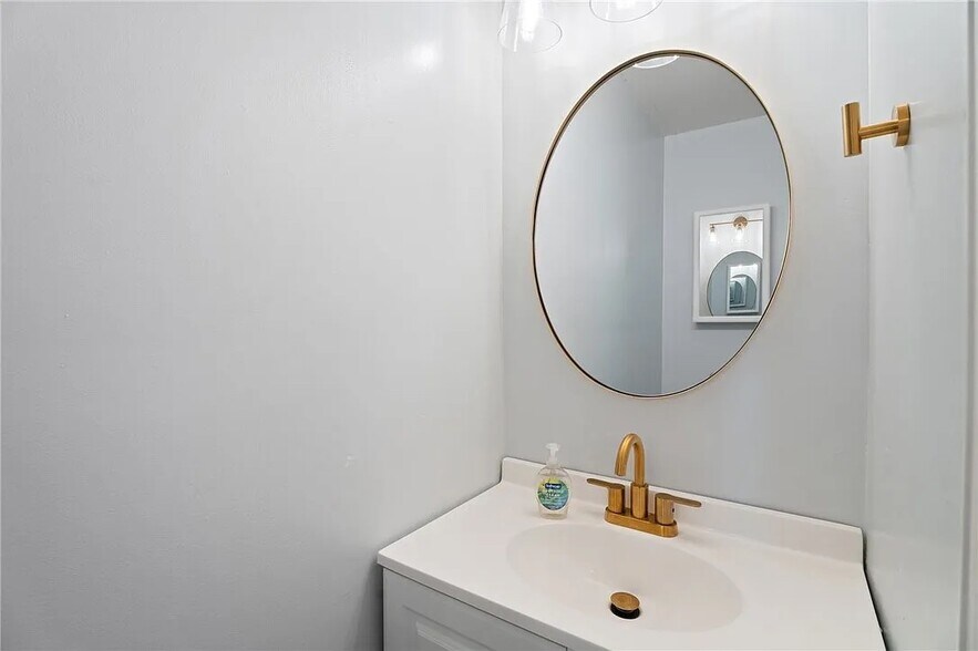 Building Photo - 104 Briarwood Dr