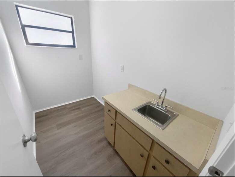 Building Photo - 7846 Cayuga Dr