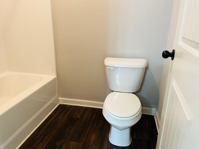 Building Photo - WOW! 5 bed, 4 full baths, brick exterior, ...