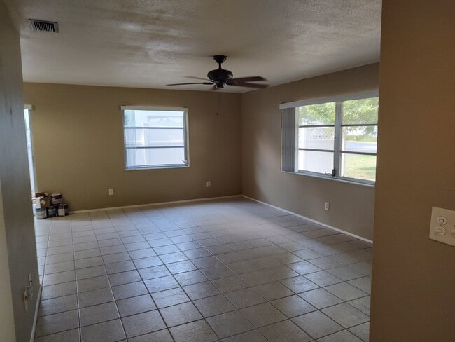 Building Photo - 489 Jewel Ct
