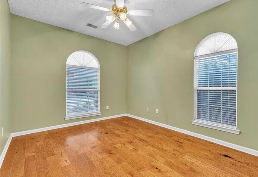 Building Photo - 1694 Red Oak Dr