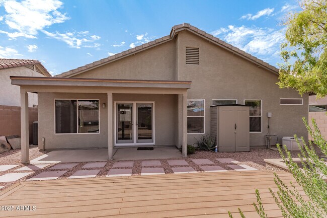 Building Photo - 4104 E La Salle St