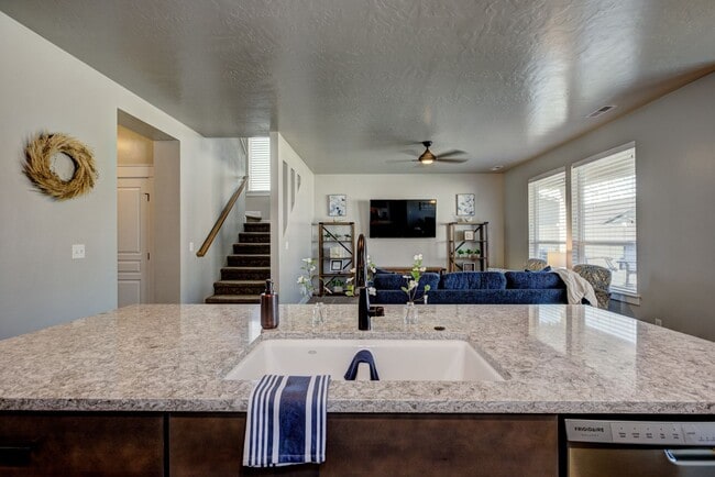Building Photo - 2580 E Blackstone Dr