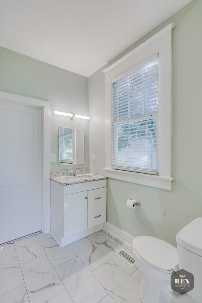 Building Photo - Central Location, Hardwood Floors, Recently Updated