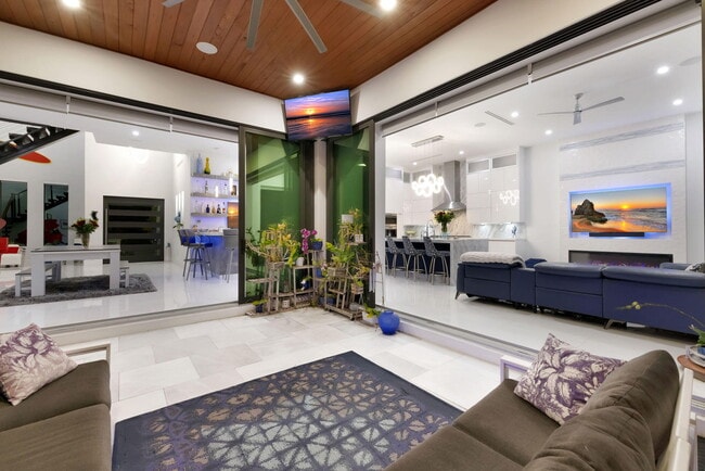 Building Photo - 334 Isle of Capri Dr