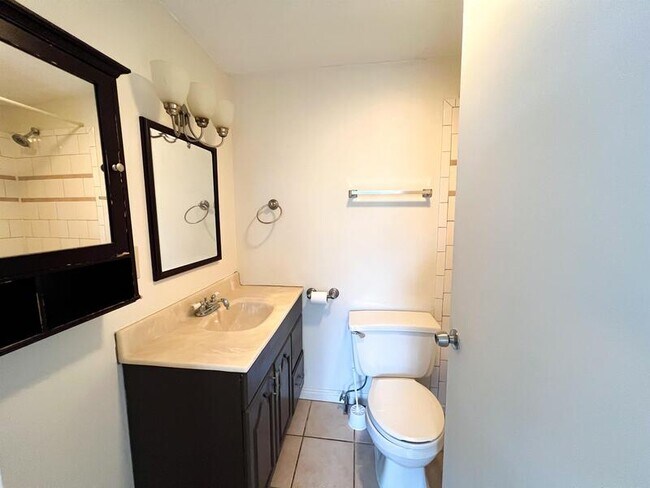 Building Photo - 867 Browning Ave