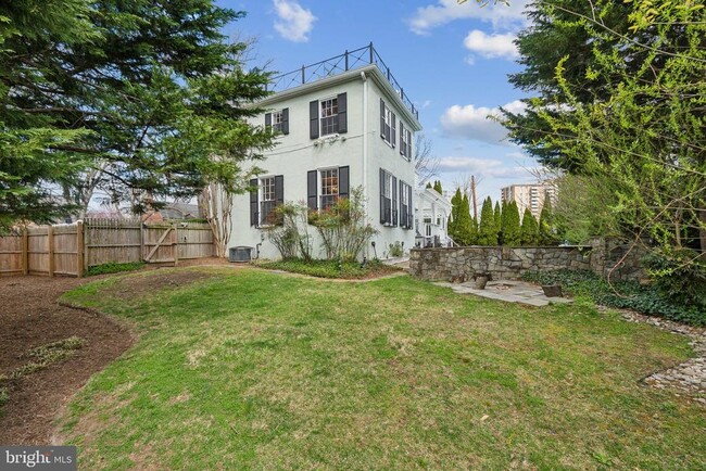Building Photo - 5305 Saratoga Ave