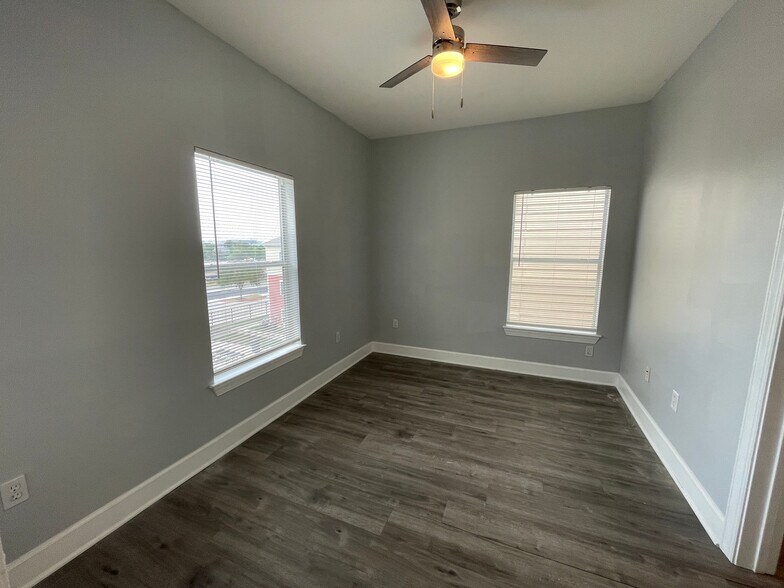 Building Photo - Room in Condo on Crossing Pl