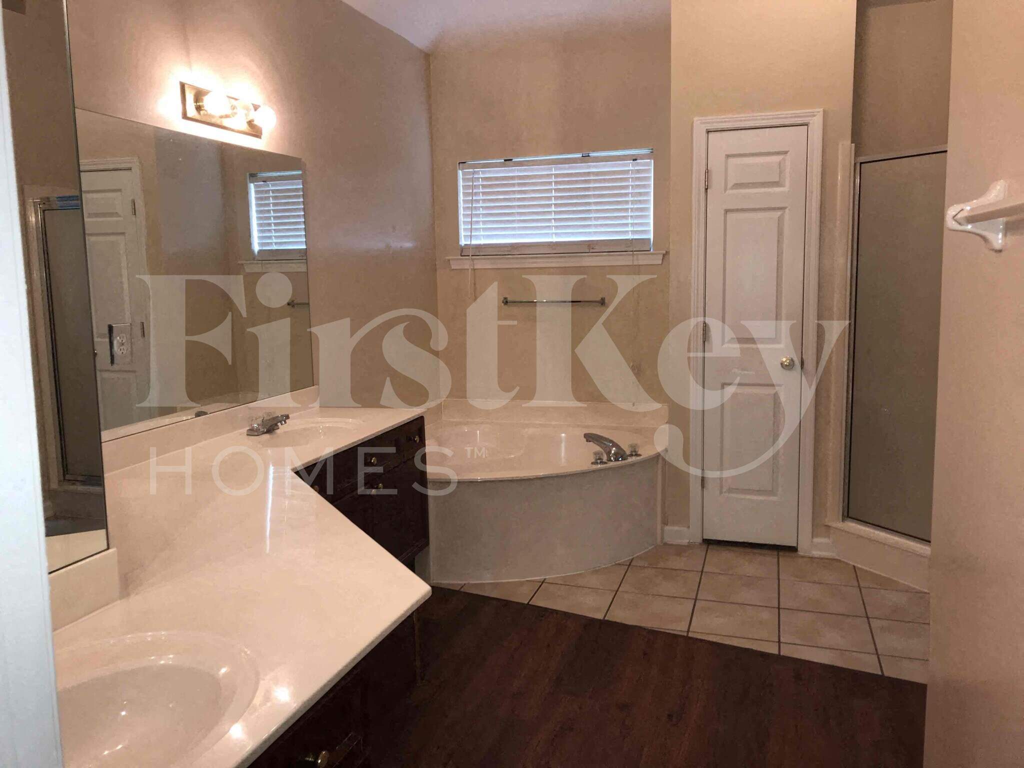 Building Photo - 7142 Queens Crown Ct