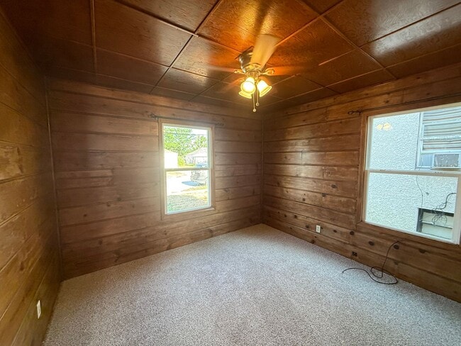 Building Photo - Two Bedroom, One Bathroom Home! Located Cl...