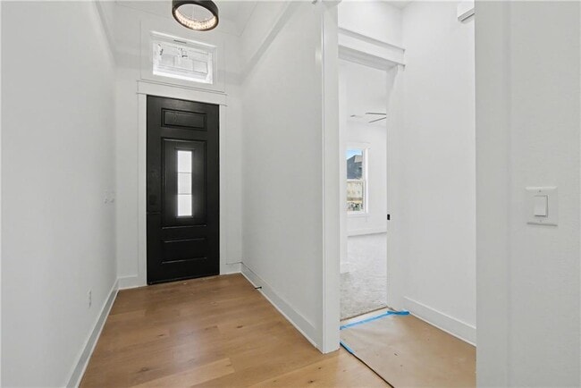 Building Photo - 310 Hedge Dr