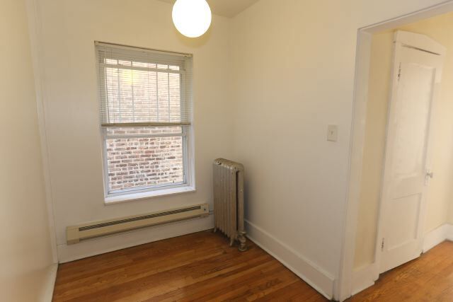 Building Photo - 954 W Cornelia Ave