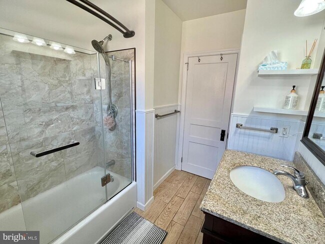 Building Photo - 17 Davis Ave