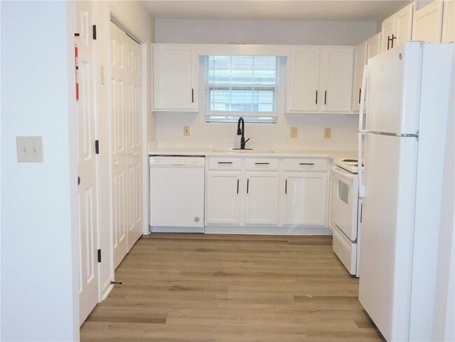 Building Photo - 94 Rock Garden Pl