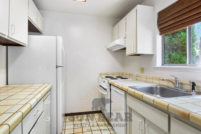 Building Photo - 3 Bedroom with a Yard!