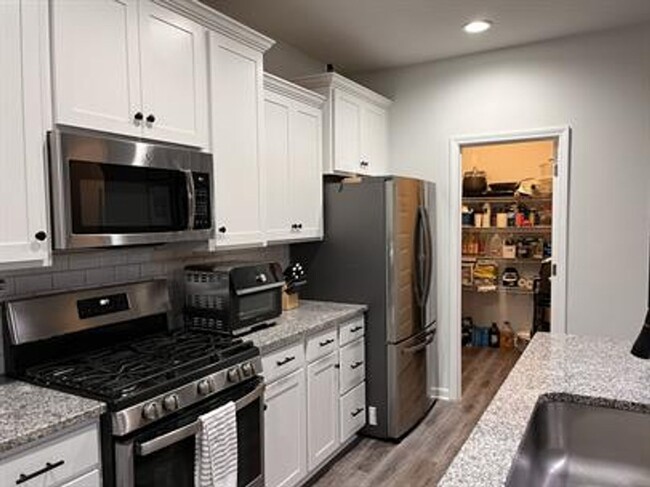 Building Photo - Beautiful 4-Bedroom Home with Office, Bonu...
