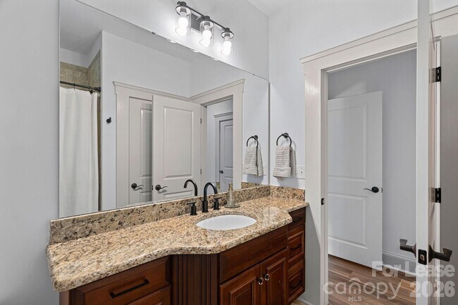 Building Photo - 3813 Lakeside Dr