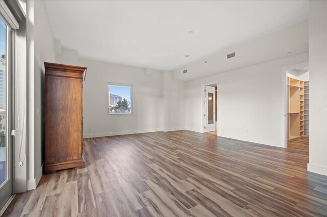 Building Photo - Fabulous Highrise Condo with Stripe Views!