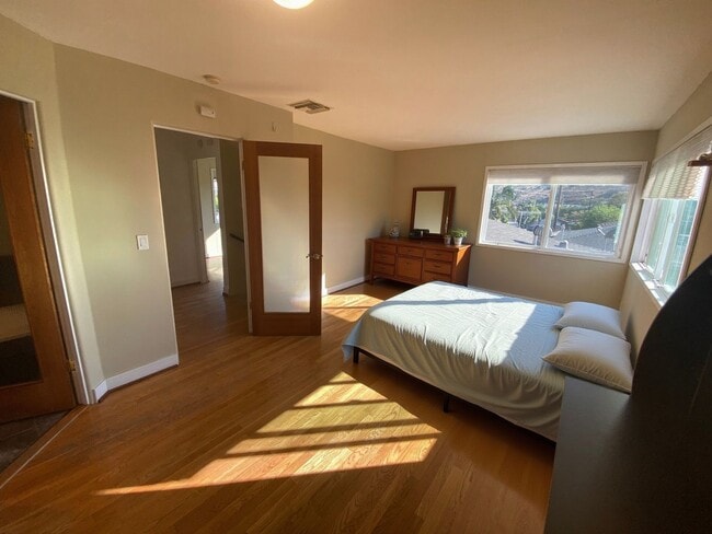 Building Photo - Modern Townhome with Gorgeous City Views – Prime Thousand Oaks Locati
