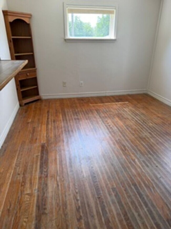 Building Photo - 3 bedroom, 2 bath with huge den or bonus room