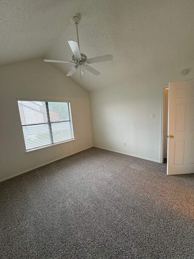 Building Photo - 827 W Harwood Rd