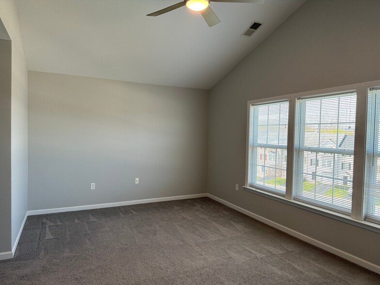 Building Photo - 15 Lombard Ln