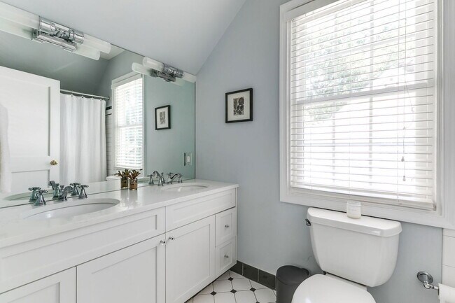 Building Photo - 5000 Bromley Ln