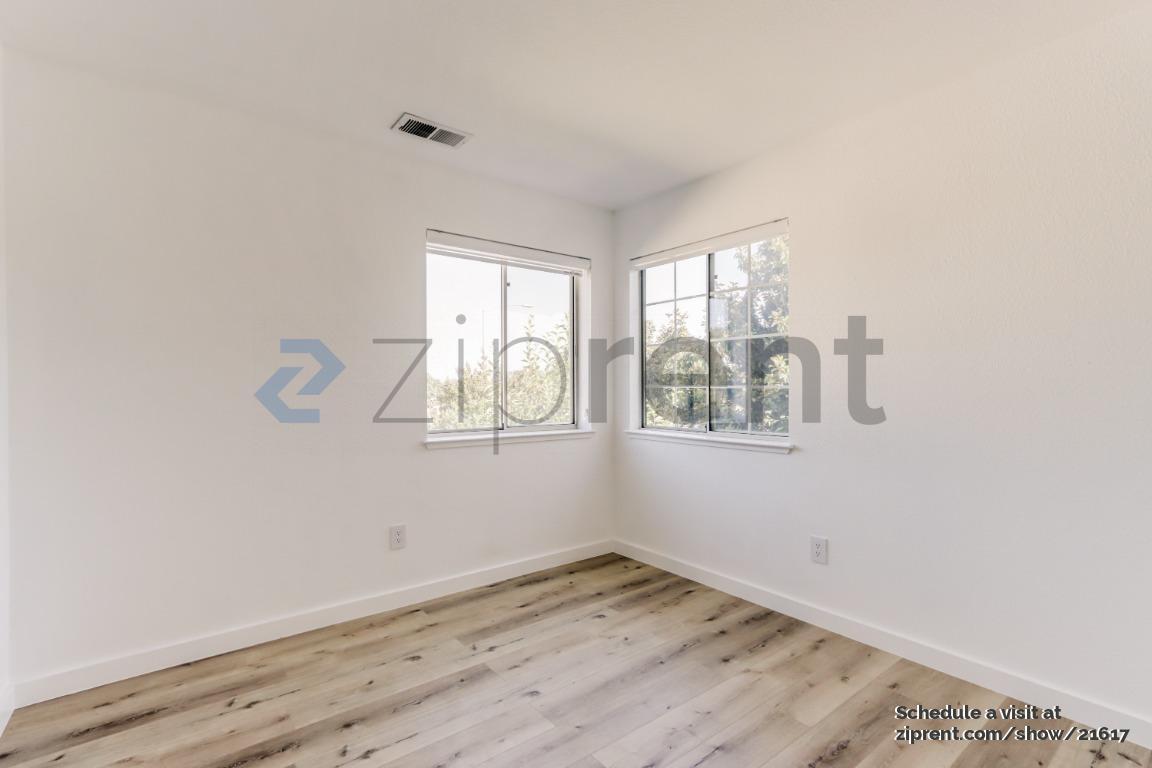 Building Photo - 741 Vinca Ct