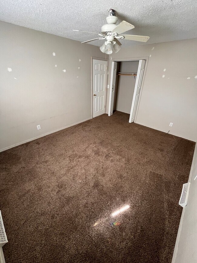 Building Photo - Brentwood 3 bedroom & 2 bathroom home, Huge Fenced Yard