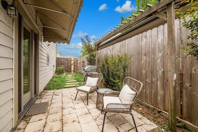 Building Photo - 1703 Redwing Pines Dr