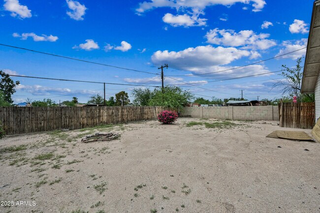 Building Photo - 2901 E Campo Bello Dr