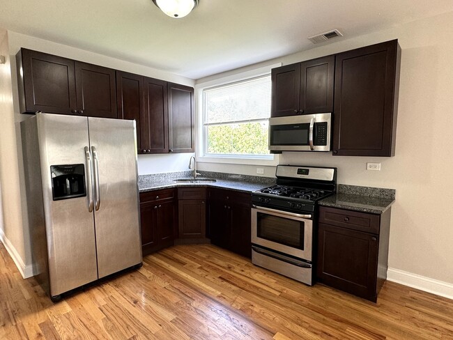 Building Photo - 3904 W Armitage Ave