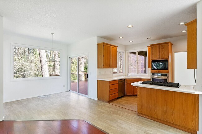 Building Photo - Elegant & Serene 3-Bedroom, 2 Bathroom Home Retreat in Desirable Arnold Creek