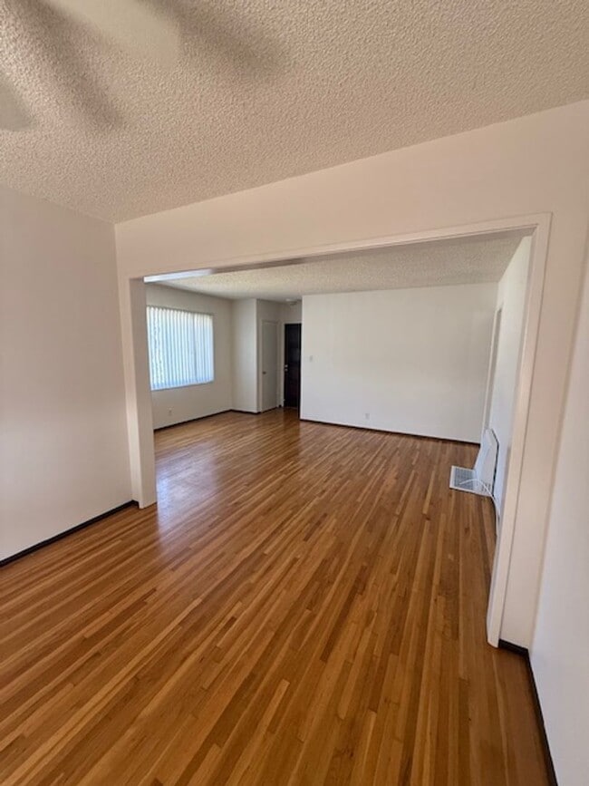 Building Photo - REDONE CUTE 2BED/1BATH HOUSE W/ REFURBISHE...