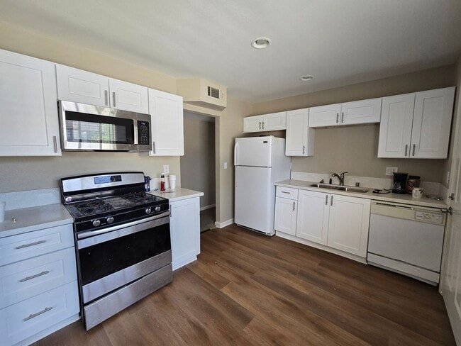 Building Photo - Single story 3 Bedroom house ready for mov...