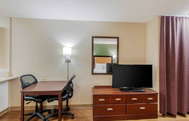 Building Photo - Furnished Studio-Los Angeles - Simi Valley