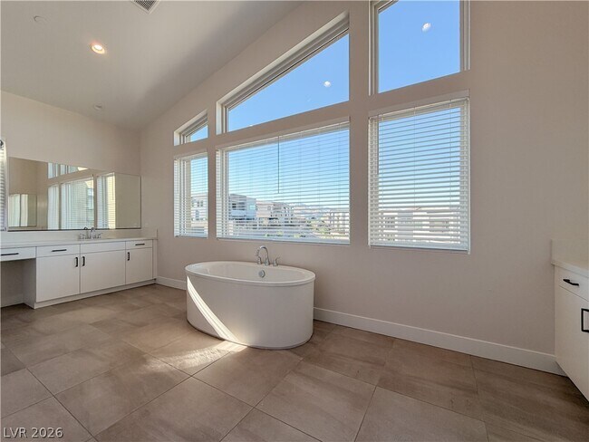 Building Photo - 10761 Canyon Bloom Dr