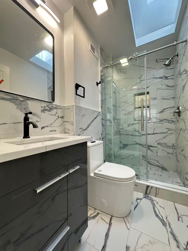 Building Photo - 2b2b house in south Philly Available now