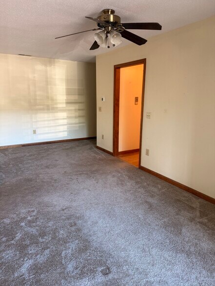 Dining area - 166 Old Brookfield Rd