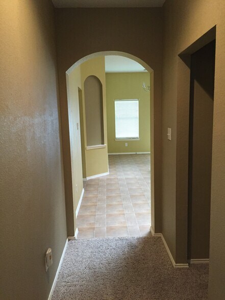 Building Photo - 1000 Warbler Ln