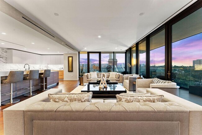 Building Photo - 3433 Westheimer Rd