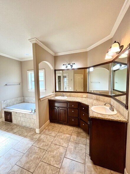 Building Photo - 3640 W Bowling Green Pl