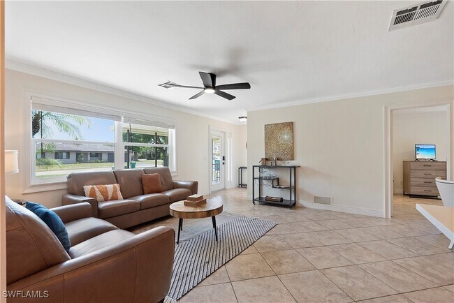 Building Photo - 2473 Poinciana St