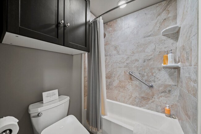 Building Photo - 1740 W Live Oak St