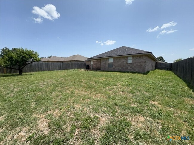 Building Photo - 2611 Littlewood Dr