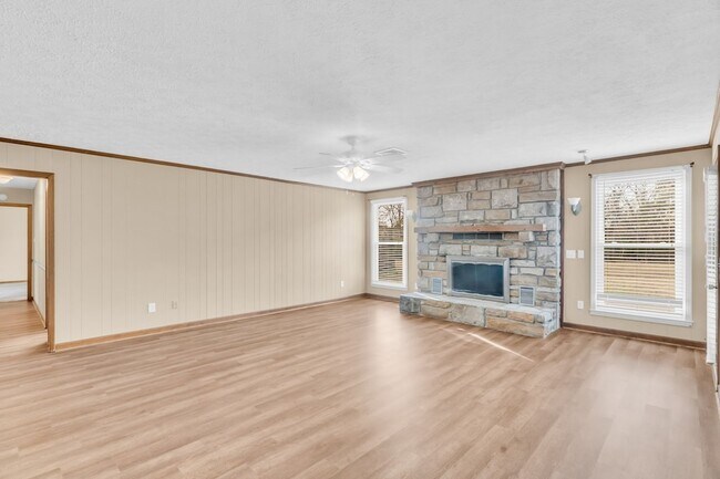 Building Photo - 341 Hickory Dr